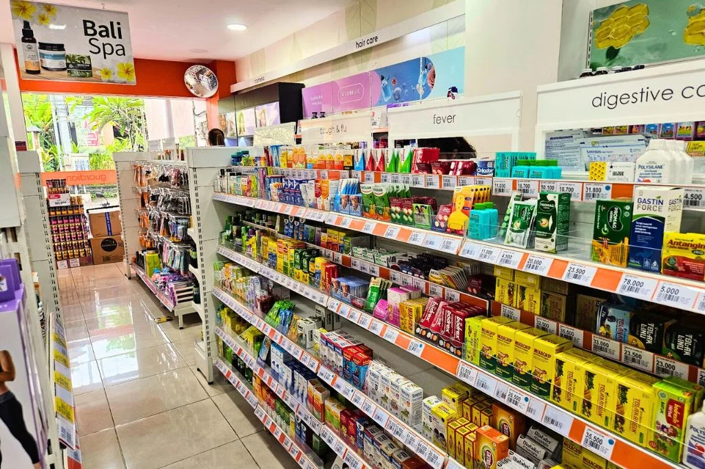 A shot of a pharmacy or minimart in Canggu, showing where to buy condoms for STD prevention.