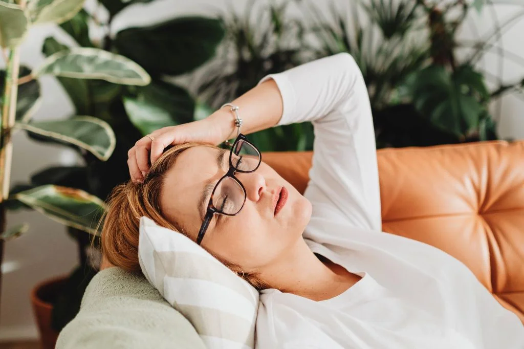 A stressed traveller in Bali, concerned about managing a health condition like herpes.