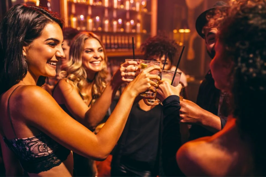 A group of friends responsibly enjoying the nightlife in Canggu, following a safety guide.