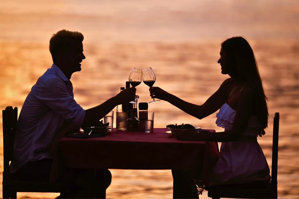 A couple of expats on a date in a stylish Canggu beach resto, discussing dating in Bali.