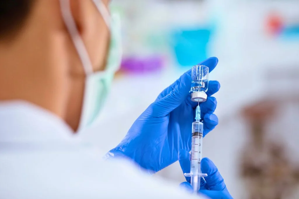 A doctor preparing a Ceftriaxone injection for Gonorrhea treatment.