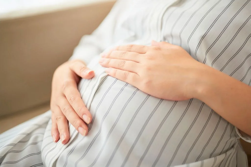 A pregnant tourist on babymoon in Bali suffering from sore throat and ear pain, looking for safe treatment.
