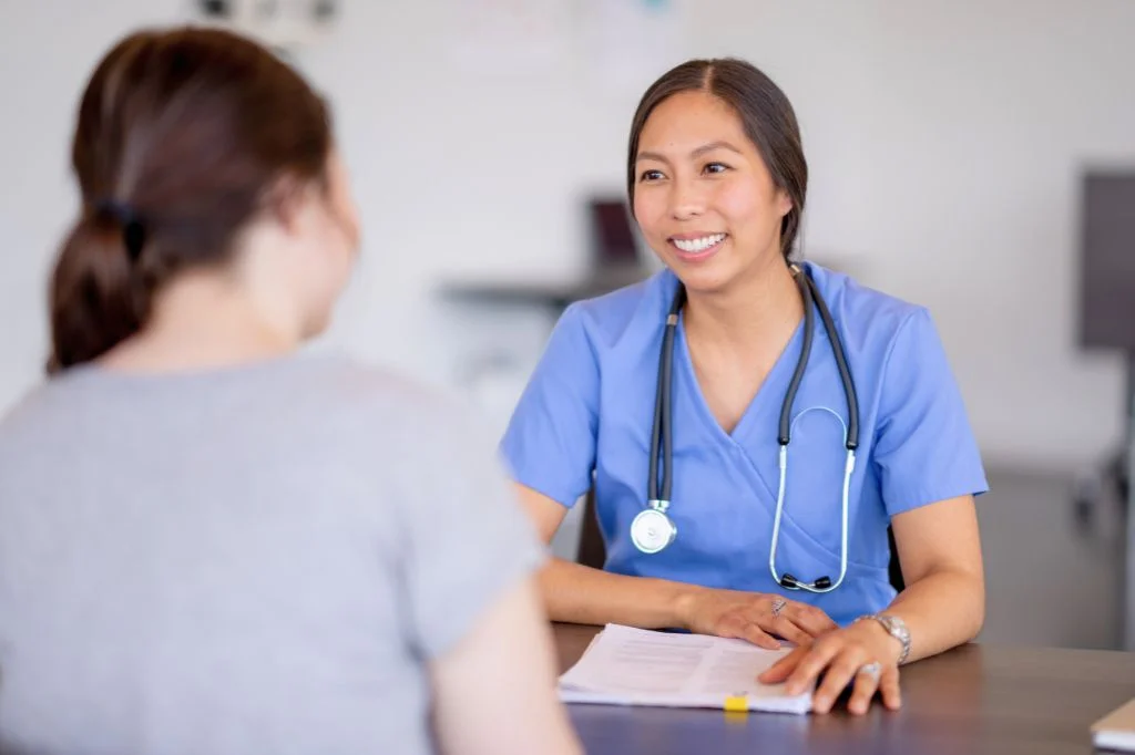 A Hydro Medical doctor clearly explaining the diagnosis to an international patient, ensuring no language barrier.