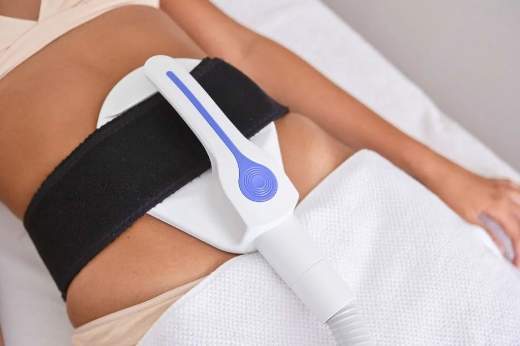 A mother safely treating diastasis recti and restoring core strength with a relaxing CM Slim treatment.