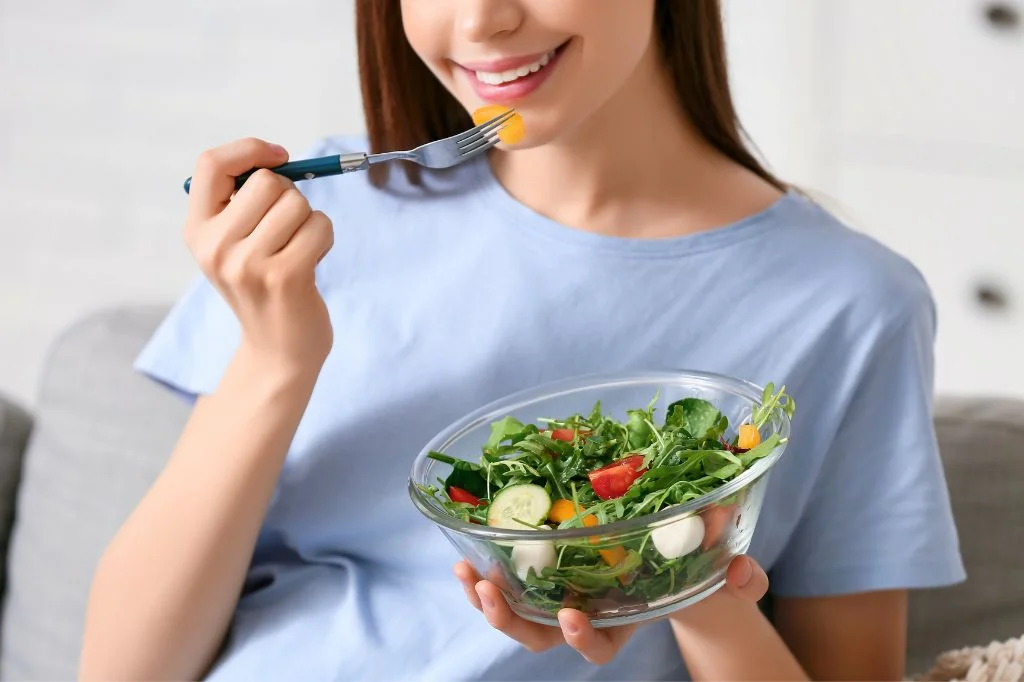 A person successfully enjoying a healthy meal in Bali after recovering from chronic digestive issues.