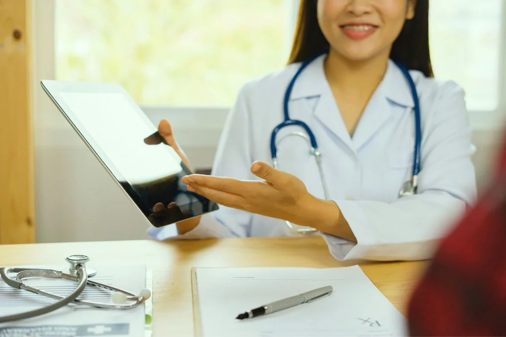 A professional internist in Bali providing a clear diagnostic solution for a patient with complex symptoms.