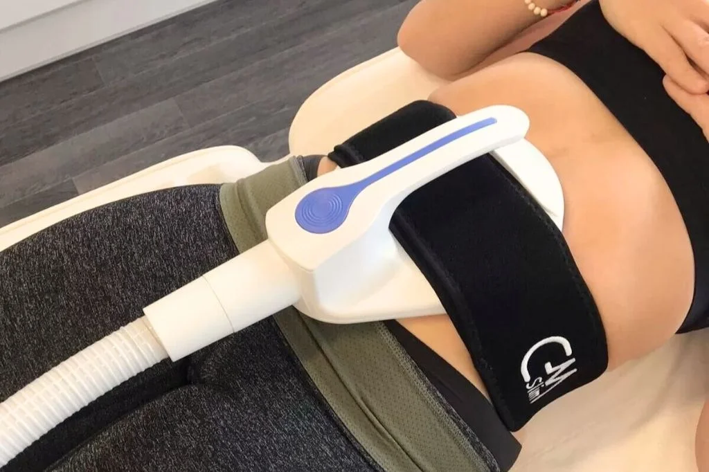A patient feeling welcomed and comfortable before starting their painless CM Slim session at a premium clinic in Bali.
