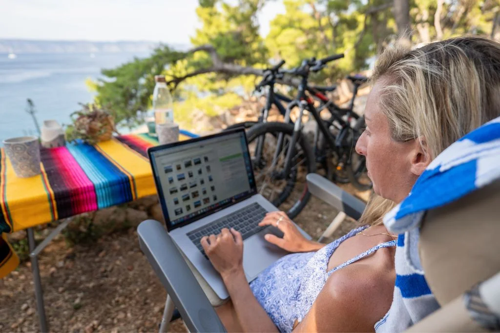 Digital nomads in Bali often experience burnout and cognitive fatigue from long working hours.