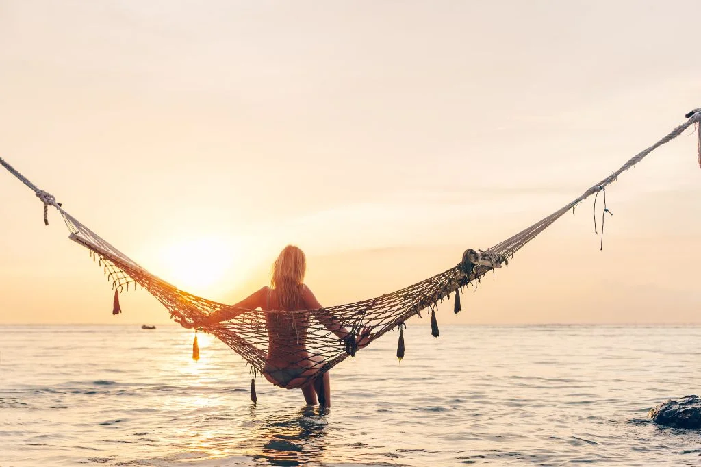 A traveler maintaining peak performance with efficient nutrient absorption in Bali.