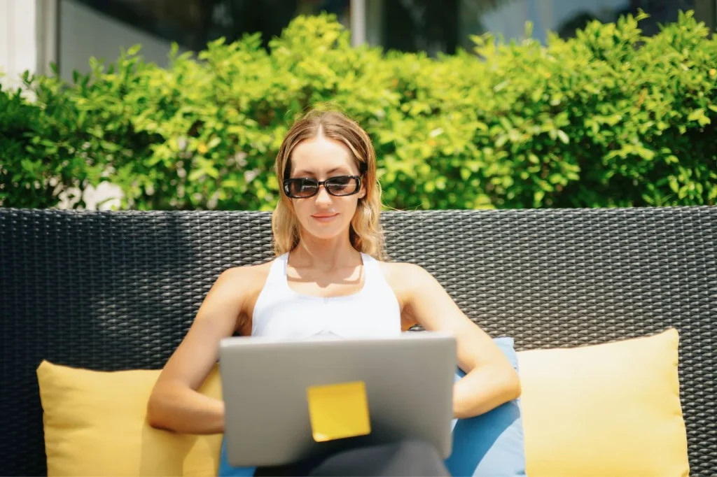 A healthy digital nomad maintaining perfect spinal alignment after successful neck pain physical therapy.