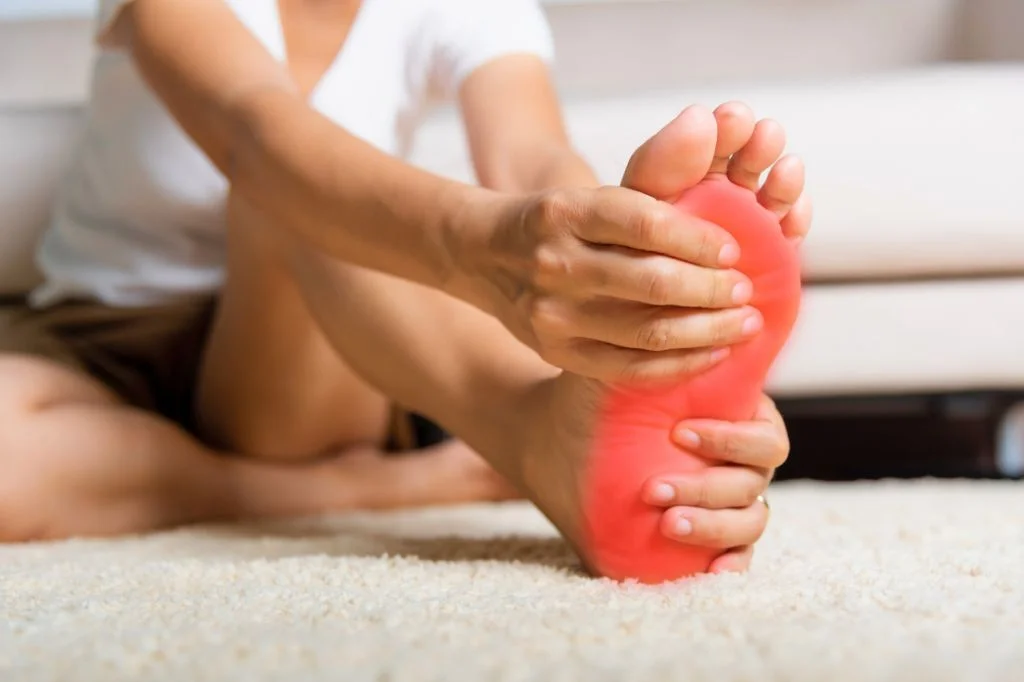 A tourist in a Bali villa experiencing sharp heel pain while taking the first steps of the day.