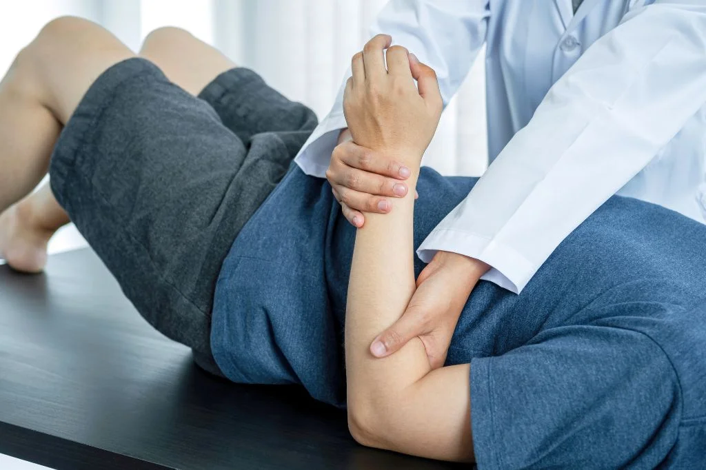 A precise post-accident orthopedic range assessment at Hydro Medical Clinic in Bali.