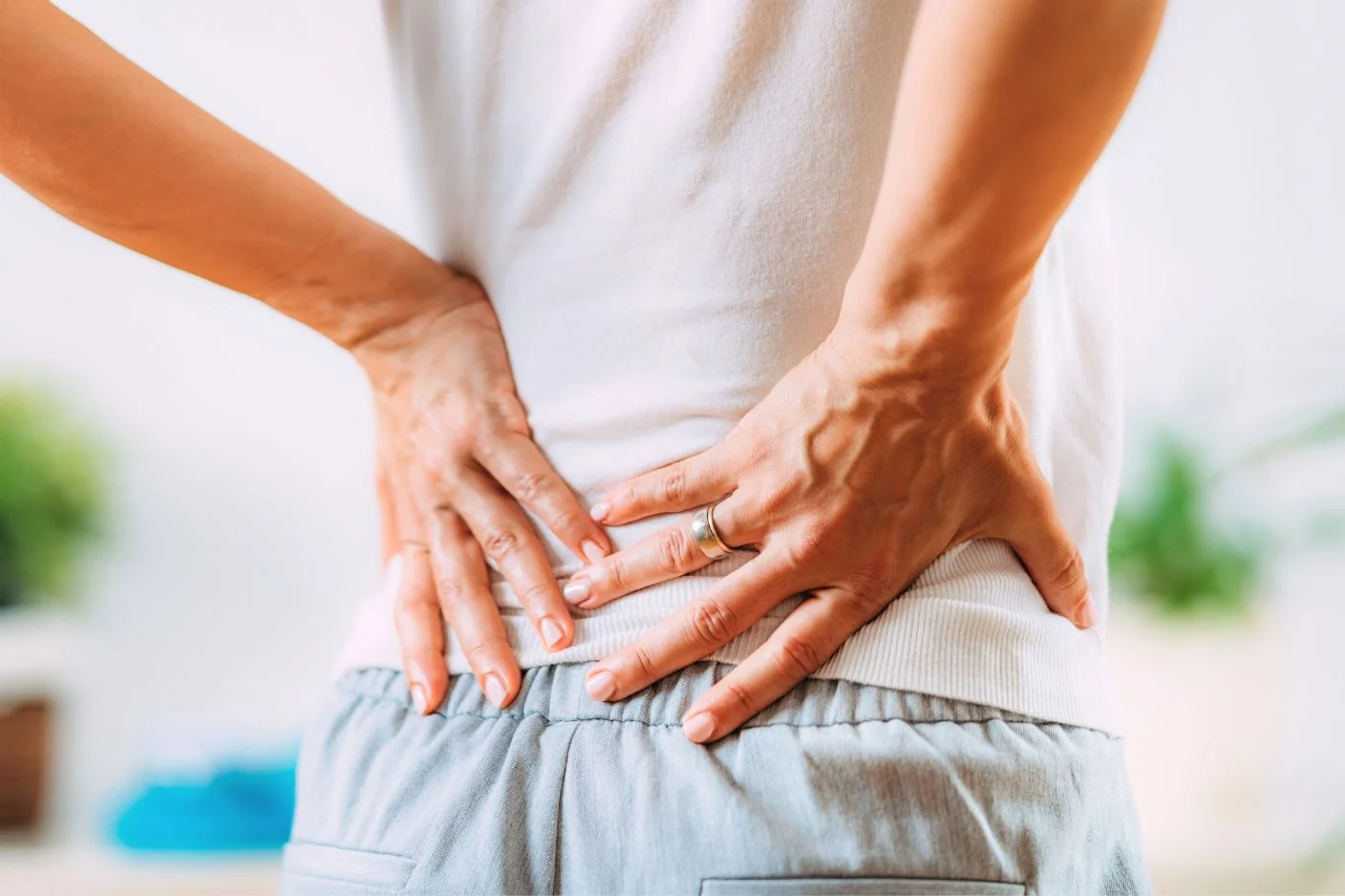 A traveler experiencing a sharp sciatica flare-up and nerve pain during their trip to Bali.