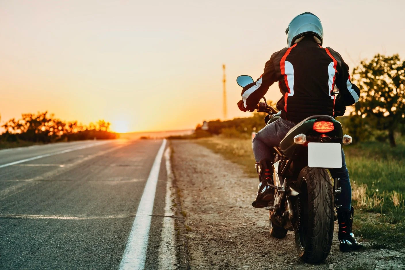 An expat in Bali experiencing dull knee pain symptoms after a long commute on a scooter.
