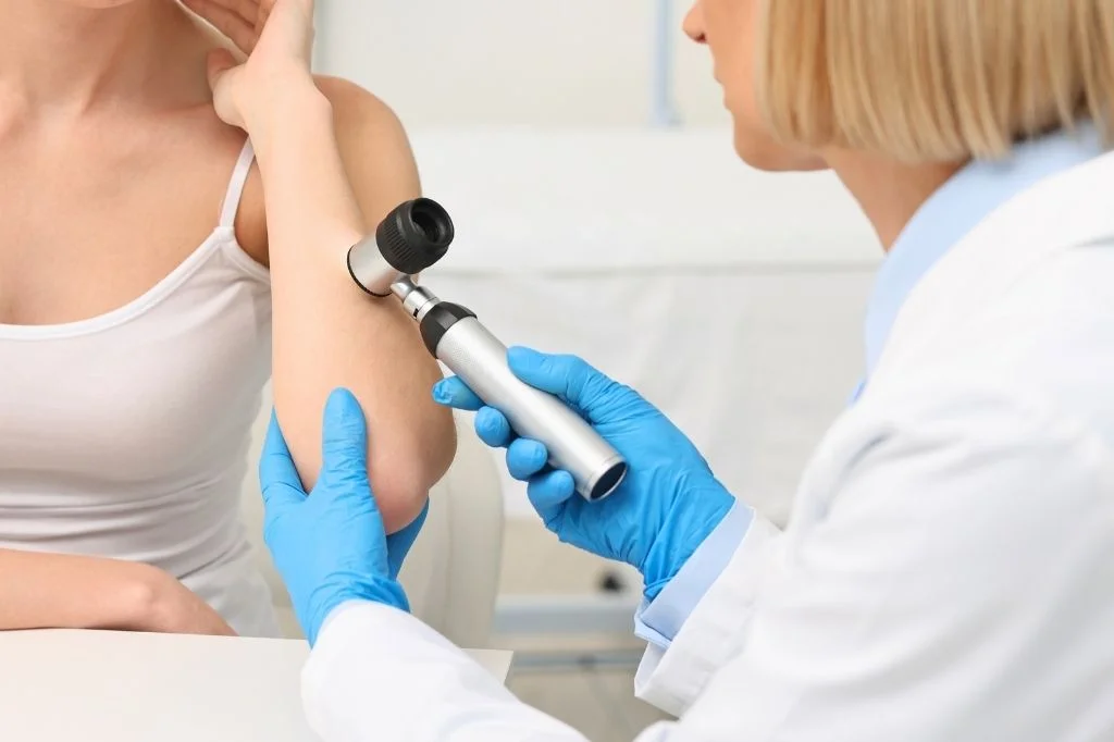 Dermatologist discussing possible triggers with a patient at a Bali clinic